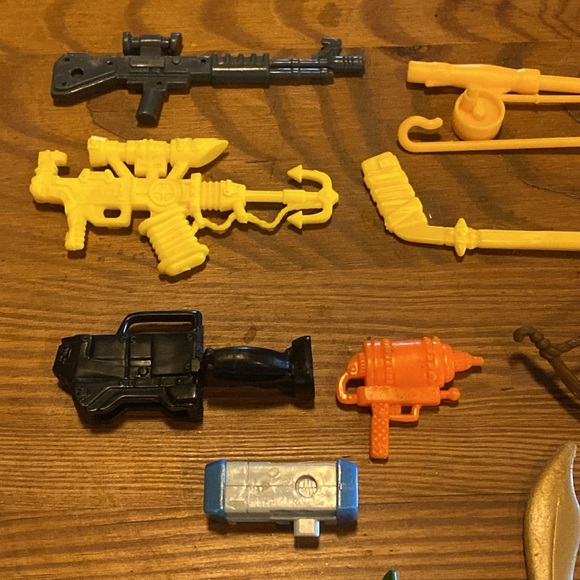Random OG lot of action figure weapons and accessories. - Picture 4 of 8